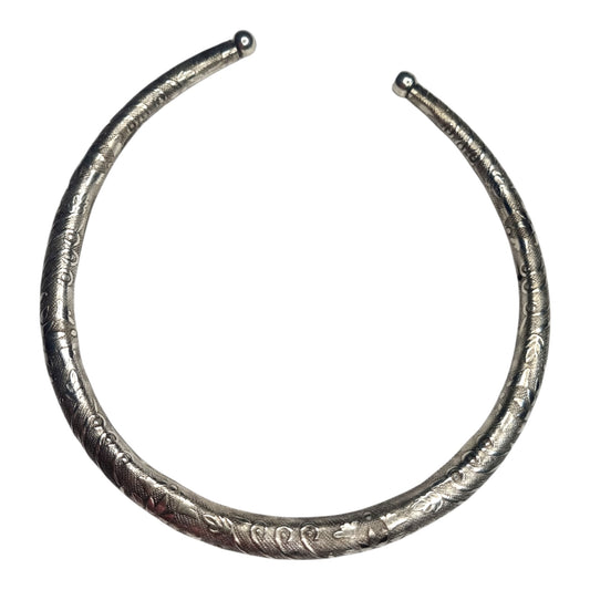 Traditional Hasli Necklace – Silver-Toned, Engraved Pattern, Open-End Choker Style