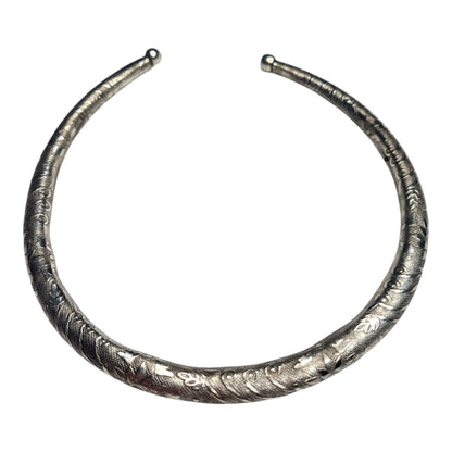 Traditional Hasli Necklace – Silver-Toned, Engraved Pattern, Open-End Choker Style